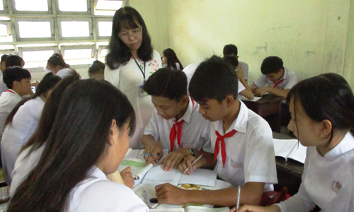 Cô Võ Thị Bé Sáu hướng dẫn học sinh thảo luận nhóm trong 1 tiết dạy.