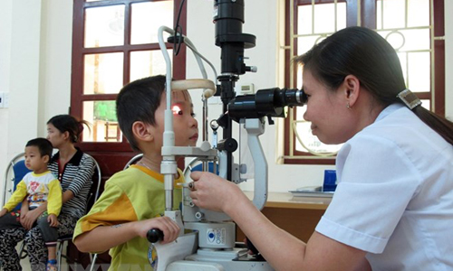 Khám, điều trị cho người bệnh bị đau mắt đỏ. (Ảnh: Vũ Đạt/TTXVN)