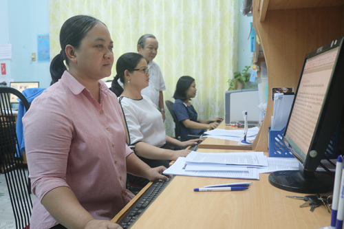 Phòng Thư ký - Xuất bản (Báo Ấp Bắc) đang tác nghiệp.