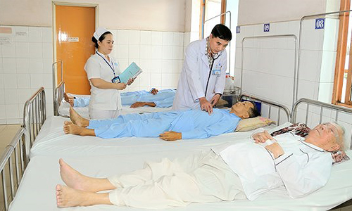 Bác sĩ khám cho bệnh nhân tại Bệnh viện Quận 9 