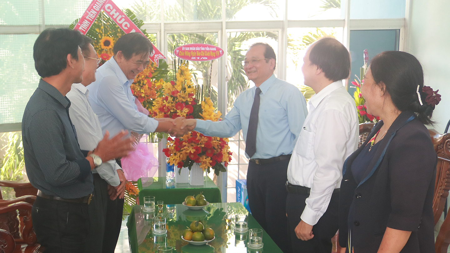 Đồng chí Nguyễn Thanh Hiền (ảnh trên) và Đồng chí Trần Thanh Đức (ảnh dưới) tặng hoa, chúc mừng Báo Ấp Bắc và Hội Nhà báo tỉnh Tiền Giang.