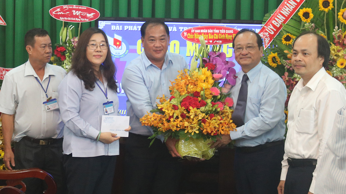 Đồng chí Nguyễn Thanh Hiền (ảnh trên) và Đồng chí Trần Thanh Đức (ảnh dưới) tặng hoa, chúc mừng Đài PT-TH tỉnh Tiền Giang.