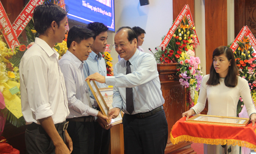 Đồng chí Trần Thanh Đức trao tặng Bằng khen của UBND tỉnh cho các tác giả đoạt giải A, B, C Giải Báo chí Tiền Giang - Nguyễn Văn Nguyễn lần thứ X (2017 - 2018).	                               Ảnh: CAO THẮNG