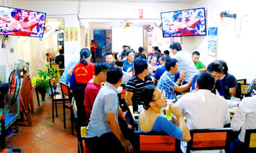 Việc sử dụng nhiều rượu bia và thuốc lá khi xem bóng đá sẽ ảnh hưởng tới sức khỏe.