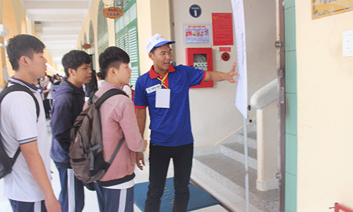 Chiến sĩ tình nguyện hướng dẫn TS lên phòng thi. 