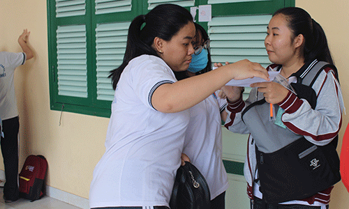 TS trao đổi trước khi vào phòng thi. 