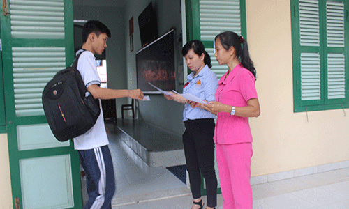 Giám thị gọi TS vào phòng thi. 