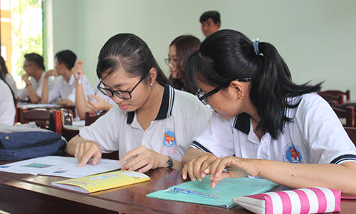 Hai TS trao đổi với nhau. 