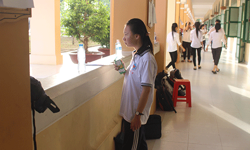 TS tranh thủ uống sữa trước giờ thi.