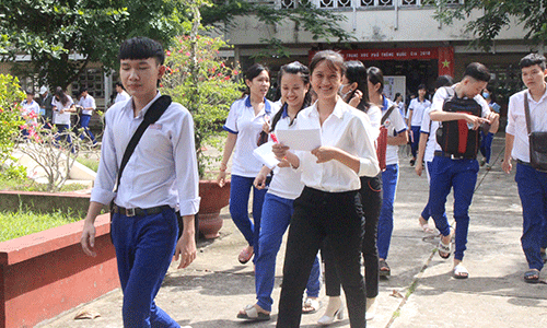 TS vui vẻ ra về sau khi làm bài môn Ngữ Văn.