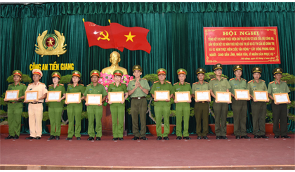 Đại tá Nguyễn Hữu Trí khen thưởng các tập thể và cá nhân tiêu biểu tại Hội nghị tổng kết 5 năm thực hiện Chỉ thị 05 của Bộ Công an gắn với sơ kết 2 năm thực hiện Chỉ thị 05 của Bộ Chính trị và 1 năm thực hiện Cuộc vận động “Xây dựng phong cách người CAND bản lĩnh, nhân văn, vì nhân dân phục vụ”.