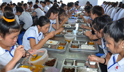 Bữa cơm công nhân được doanh nghiệp quan tâm hơn.
