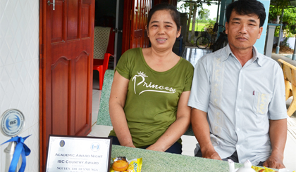 Vợ chồng chú Huy và cô Huỳnh.
