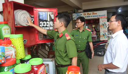 Lực lượng chức năng kiểm tra thiết bị PCCC tại chợ Mỹ Tho.