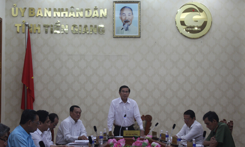 Chủ tịch UBND tỉnh Lê Văn Hưởng phát biểu kết luận tại phiên họp.