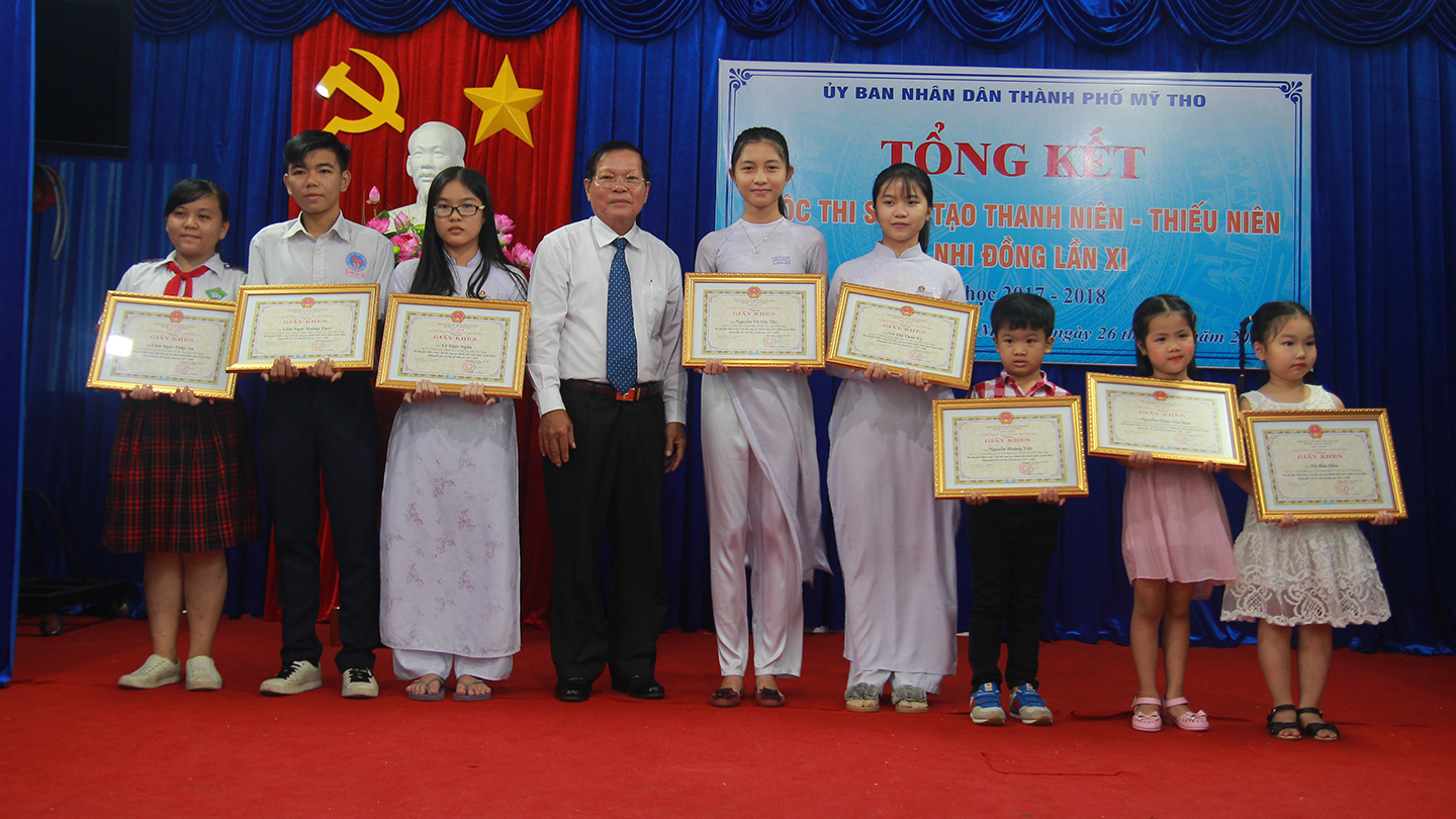 Ông Nguyễn Văn Khang, Chủ tịch Liên hiệp các Hội Khoa học và kỹ thuật tỉnh trao giải nhất cho các em.