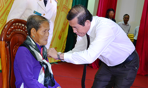 Phó Bí thư Tỉnh ủy, Chủ tịch UBND tỉnh Lê Văn Hưởng trân trọng cài huy hiệu Bà Mẹ Việt Nam Anh hùng lên ngực áo Bà Mẹ vừa được Chủ tịch Nước phong tặng danh hiệu cao quý.