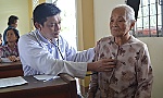Tặng quà và khám bệnh miễn phí tại xã Vĩnh Kim