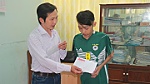 Trao tiền của bạn đọc giúp đỡ em Nguyễn Phan Quí