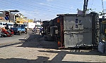 Va chạm xe đầu kéo, xe tải lật ngang đường