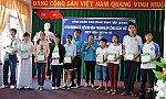 Công đoàn viên chức Tiền Giang trao học bổng 