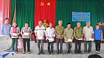 Tặng 15 suất quà cho các gia đình chính sách tại xã Tân Hòa Đông
