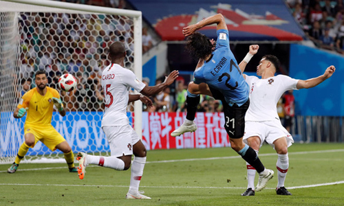 Cavani tỏa sáng giúp Uru tiến sâu vào vòng trong.
