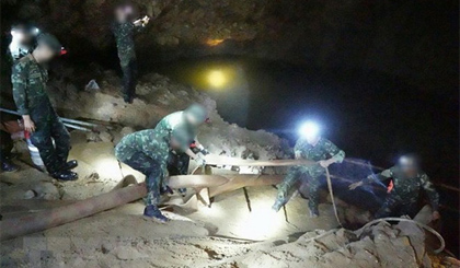Lực lượng đặc nhiệm Thái Lan tham gia tìm kiếm đội bóng thiếu niên mất tích tại hang Tham Luang ngày 30-6. Nguồn: THX/TTXVN