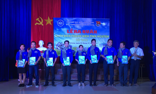 Phó Hiệu trưởng Lê Hửu Hải động viên tinh thần các tình nguyện viên trước khi lên đường làm nhiệm vụ. 