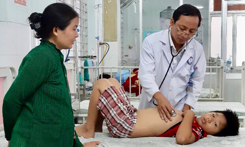 Trẻ em là đối tượng dễ bị bệnh TCM tấn công.