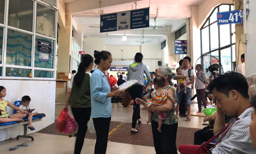 Nhiều trẻ nhỏ nhập viện vì nắng nóng gay gắt. Ảnh: VGP/Thúy Hà