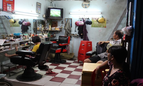 Tiệm hớt tóc hiếm hoi còn mở cửa lúc khuya