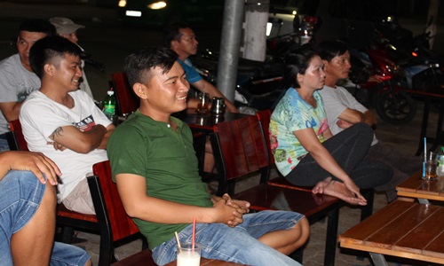 Rạng sáng ngày hôm sau, các quán cà phê vẫn còn đông khách