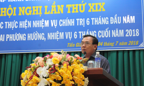 Đồng chí Võ Văn Bình báo cáo tóm tắt kết quả thực hiện nhiệm vụ chính trị 6 tháng đầu năm 2018