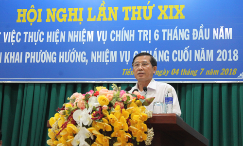 đồng chí Lê Văn Hưởng phát biểu tại hội nghị