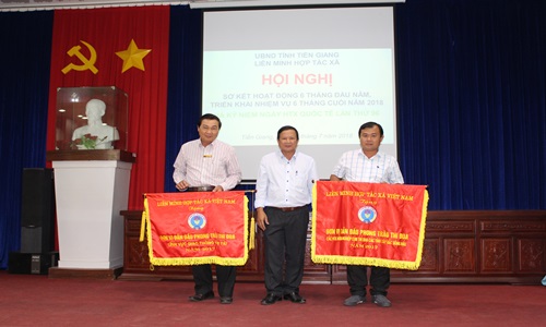 trao cờ thi đua cho 2 đơn vị hợp tác xã dẫn đầu cụm thi đua Tây Bắc sông hậu