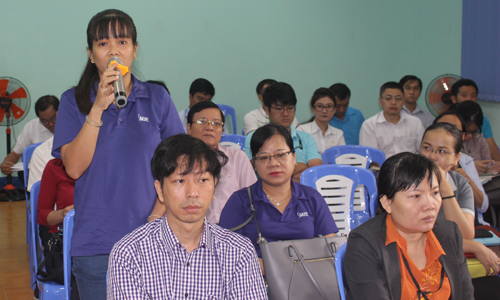 Đại diện Công ty TNHH Túi xách Simone đưa ra kiến nghị tại buổi đối thoại.