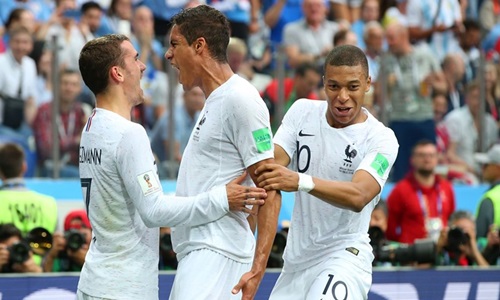 Pháp vượt qua Uruguay với tỉ số 2-0