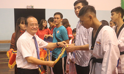 Phó CHủ tịch UBND tỉnh Trần Thanh Đức tặng cờ lưu niệm cho các đơn vị tham gia giải đấu.