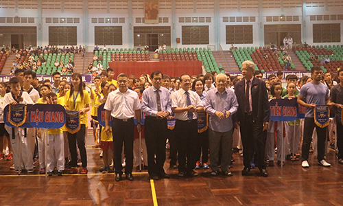 Đại biểu chụp ảnh lưu niệm cùng với các VĐV tham dự giải đấu.