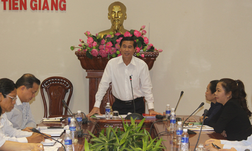 Chủ tịch UBND tỉnh Lê Văn Hưởng phát biểu kết luận tại buổi làm việc.