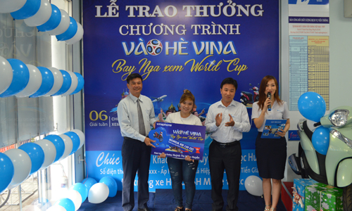 Trịnh Quốc Khánh, Phó Giám đốc Trung tâm Kinh doanh VNPT Tiền Giang trao chiếc xe SH mode cho chị Ngọc Huyền.