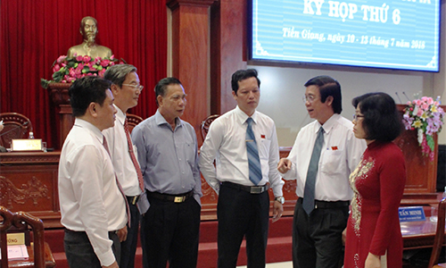 Lãnh đạo tỉnh cùng đại biểu trao đổi trong giờ giải lao