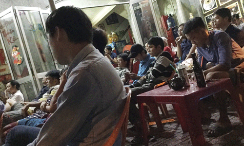 Nhiều quán cà phê là địa điểm hoạt động của các đối tượng cá độ bóng đá.