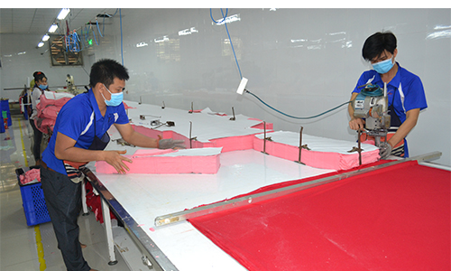 sản xuất công nghiệp cũng giảm nhịp độ tăng trưởng (6 tháng 2018 tăng 15,3%, cùng kỳ là 18,4%), 
