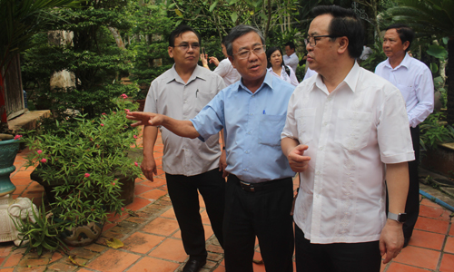 Đoàn công tác tham quan nhà cổ của ông Kiệt.