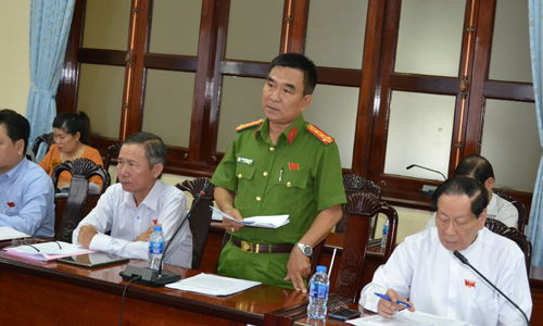 đại tá Nguyễn Việt Hùng, Phó Giám đốc Công an tỉnh phát biểu về tình hình ANTT tại phiên thảo luận tổ