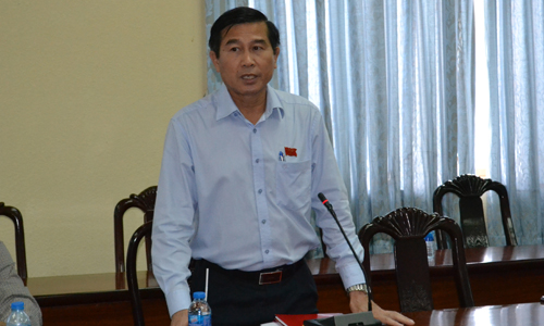 Phó Bí thư Tỉnh ủy, Chủ tịch UBND tỉnh Lê Văn Hưởng trân trọng cài huy hiệu Bà Mẹ Việt Nam Anh hùng lên ngực áo Bà Mẹ vừa được Chủ tịch Nước phong tặng danh hiệu cao quý.