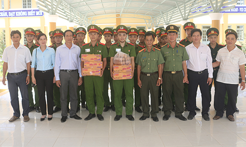 Đoàn đến thăm và tặng quà cho Đội hình Hành quân xanh Trường Đại học Cảnh sát Nhân dân tại xã Đông Hòa Hiệp, huyện Cái Bè.