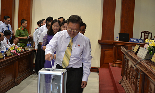 Đại biểu bỏ phiếu bầu trực tiếp tại kỳ họp